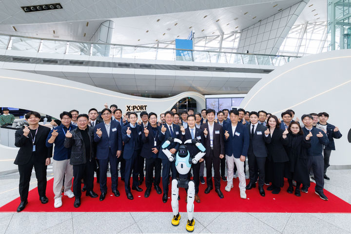 [서울=뉴시스]  23일 오전 인천공항 제1여객터미널 교통센터에서 진행된 ‘엑스포트 개관 기념행사’ 에서 참석자들이 기념 촬영을 하고 있다. 2026.04.23. (사진=인천공항공사 제공) photo@newsis.com *재판매 및 DB 금지