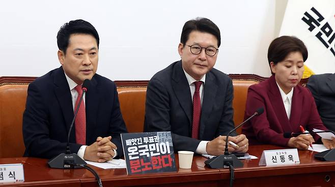 장동혁 국민의힘 대표가 15일 오전 서울 여의도 국회에서 열린 최고위원회의에서 최고위원 공개 발언 후 추가 발언을 하고 있다. 2026.6.15 ⓒ 뉴스1