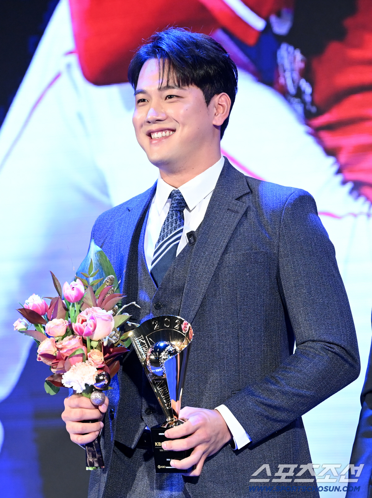 27일 웨스틴 조선 서울에서 열린 2023 KBO 시상식, SSG 서진용이 세이브상을 수상하고 있다. 허상욱 기자 wook@sportschosun.com/2023.11.27/